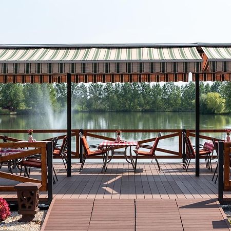 Hotel Bibic Es Tueskevar Etterem Es Horgaszto Nyiregyhaza Bagian luar foto
