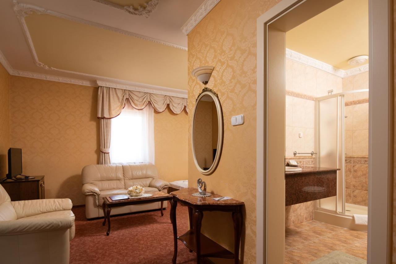 Hotel Bibic Es Tueskevar Etterem Es Horgaszto Nyiregyhaza Bagian luar foto