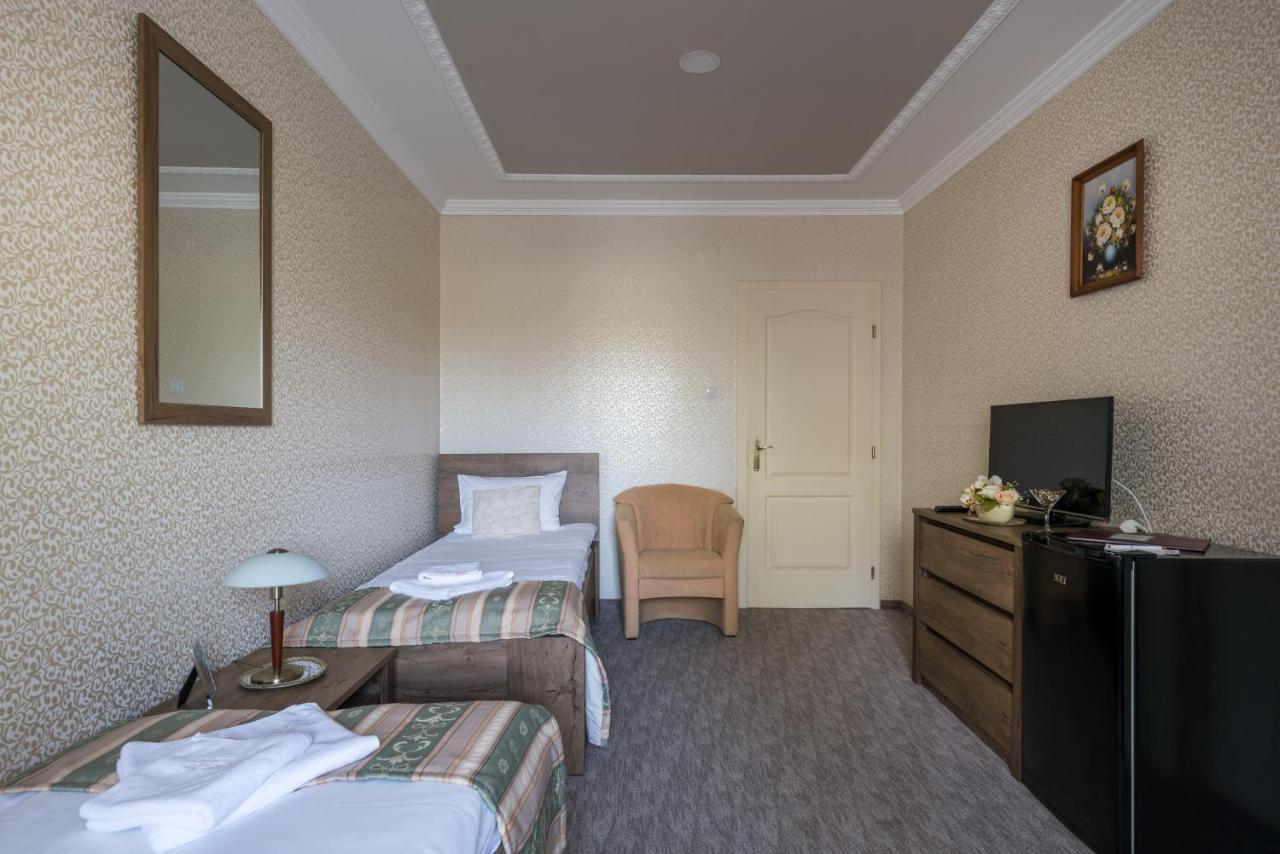 Hotel Bibic Es Tueskevar Etterem Es Horgaszto Nyiregyhaza Bagian luar foto