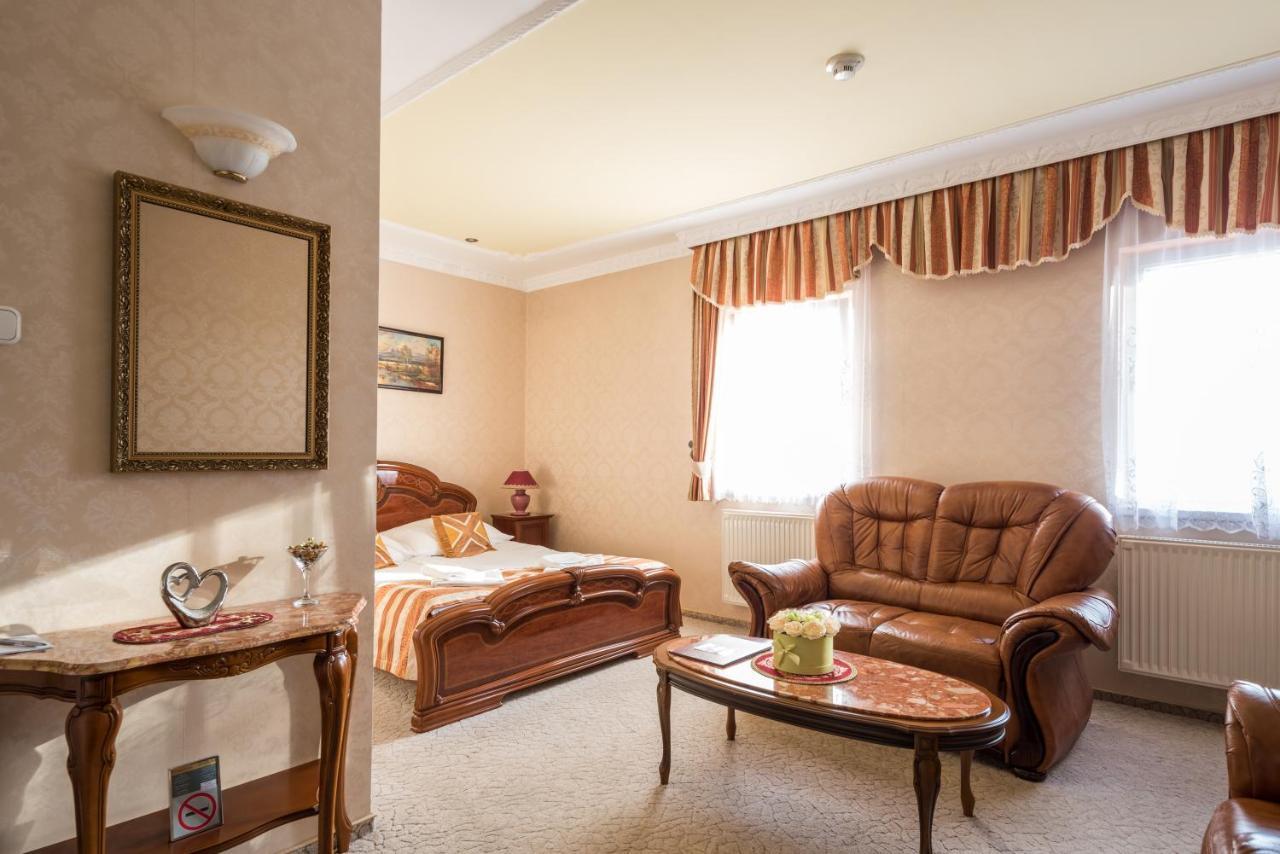 Hotel Bibic Es Tueskevar Etterem Es Horgaszto Nyiregyhaza Bagian luar foto