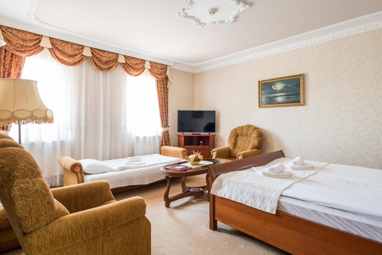 Hotel Bibic Es Tueskevar Etterem Es Horgaszto Nyiregyhaza Bagian luar foto
