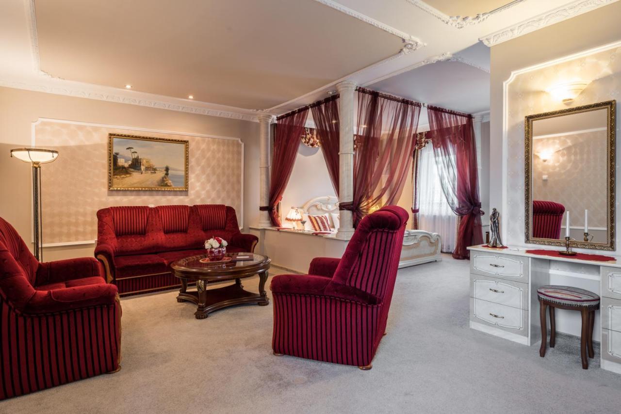 Hotel Bibic Es Tueskevar Etterem Es Horgaszto Nyiregyhaza Bagian luar foto