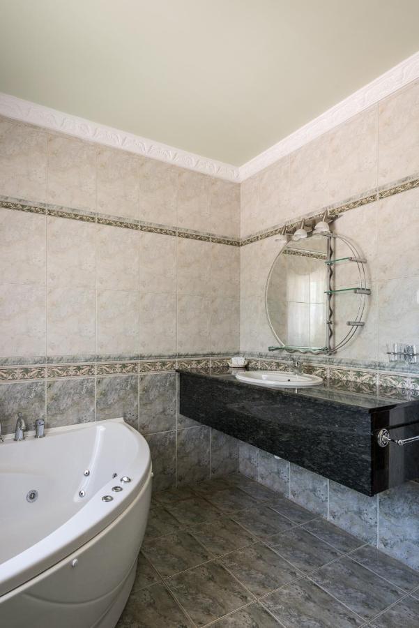 Hotel Bibic Es Tueskevar Etterem Es Horgaszto Nyiregyhaza Bagian luar foto