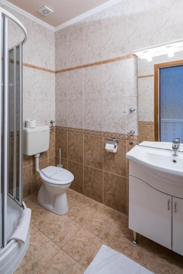 Hotel Bibic Es Tueskevar Etterem Es Horgaszto Nyiregyhaza Bagian luar foto