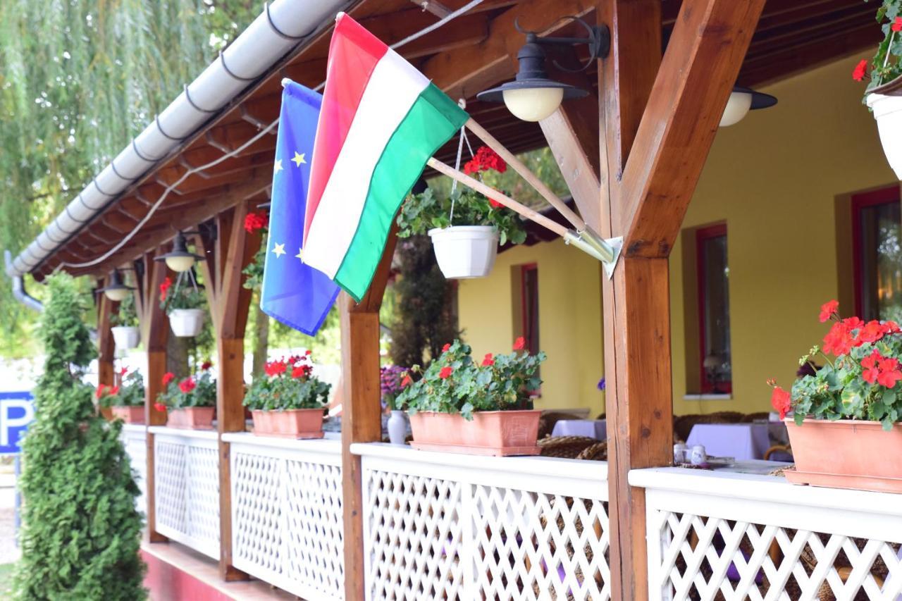 Hotel Bibic Es Tueskevar Etterem Es Horgaszto Nyiregyhaza Bagian luar foto