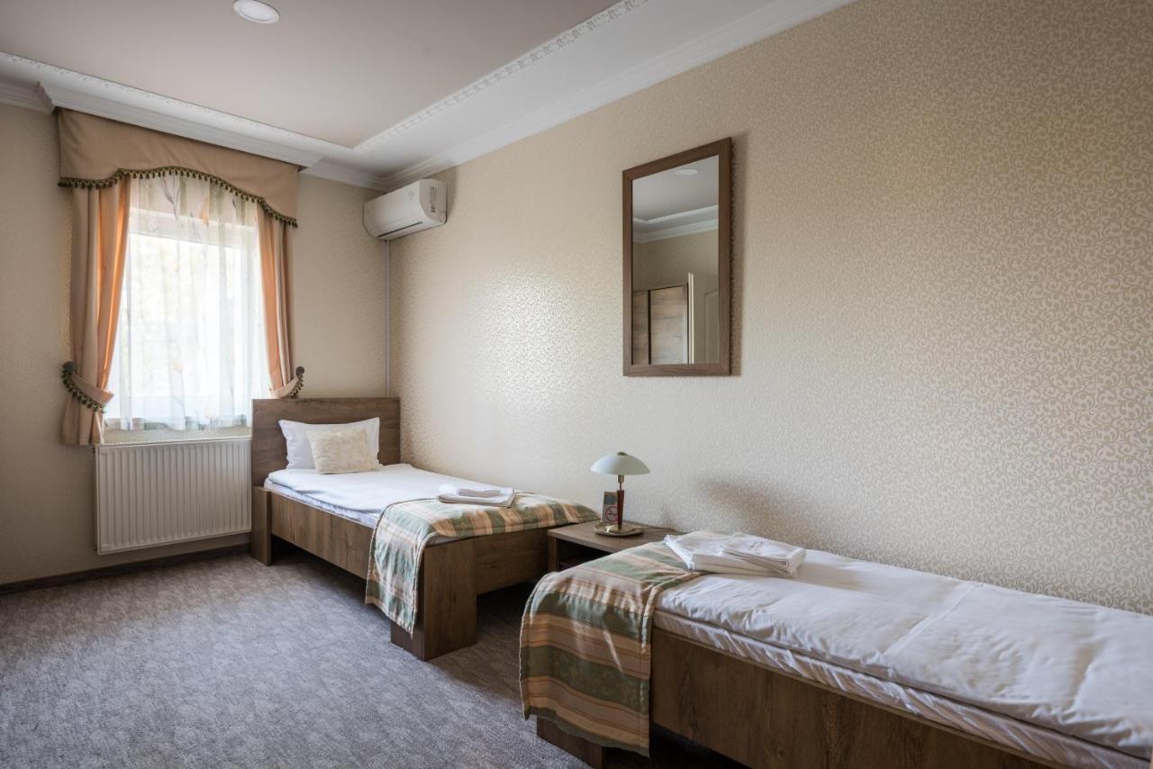 Hotel Bibic Es Tueskevar Etterem Es Horgaszto Nyiregyhaza Bagian luar foto