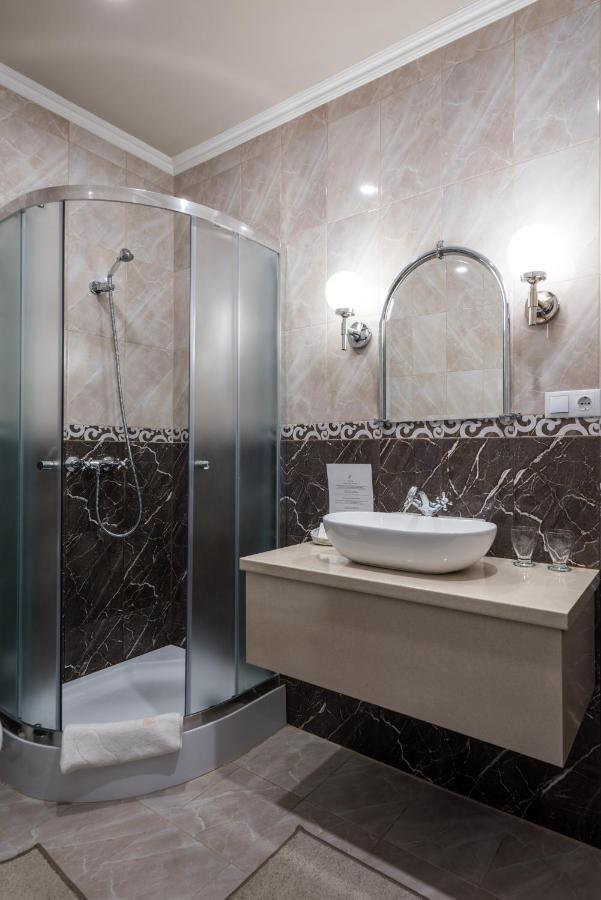 Hotel Bibic Es Tueskevar Etterem Es Horgaszto Nyiregyhaza Bagian luar foto