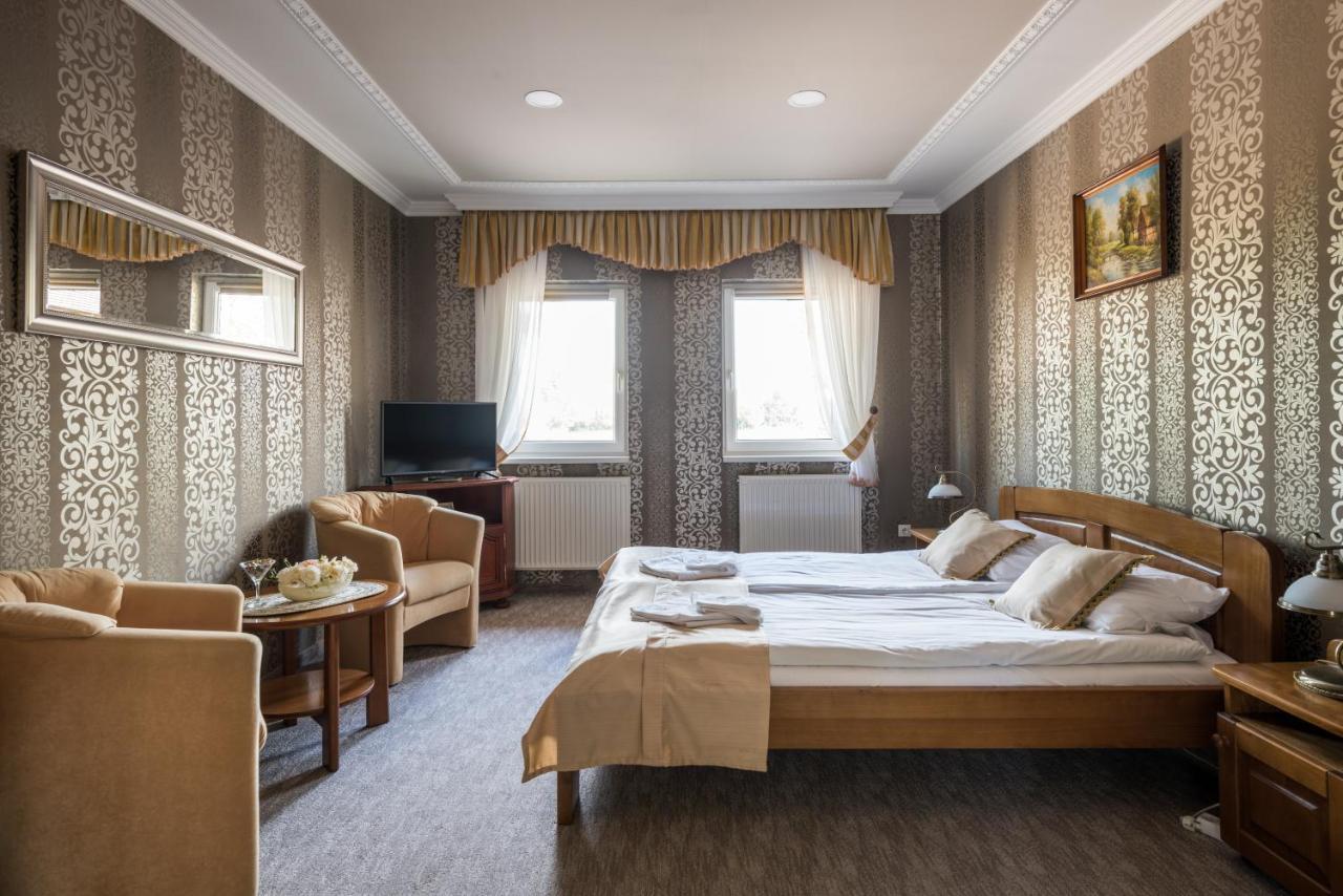 Hotel Bibic Es Tueskevar Etterem Es Horgaszto Nyiregyhaza Bagian luar foto